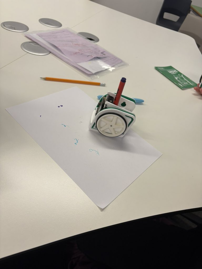 GarnockHE_CS's tweet image. S1 #coding their @microbit_edu in class today 🤖 @MSMakeCode #ComputingScience @GarnockCampus