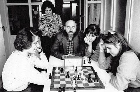 AlexNoubeyou's tweet photo. Après avoir étudié 400 génies, le psychologue Laszlo Polgar était certain que les génies ne naissent pas, mais sont créés.

Pour le prouver, il a eu une idée : faire de ses 3 filles des championnes mondiales d’échecs.

Et il réussit !

Voici l'expérience Polgar Genius : ↓ https://t.co/K0lVMarTt1
