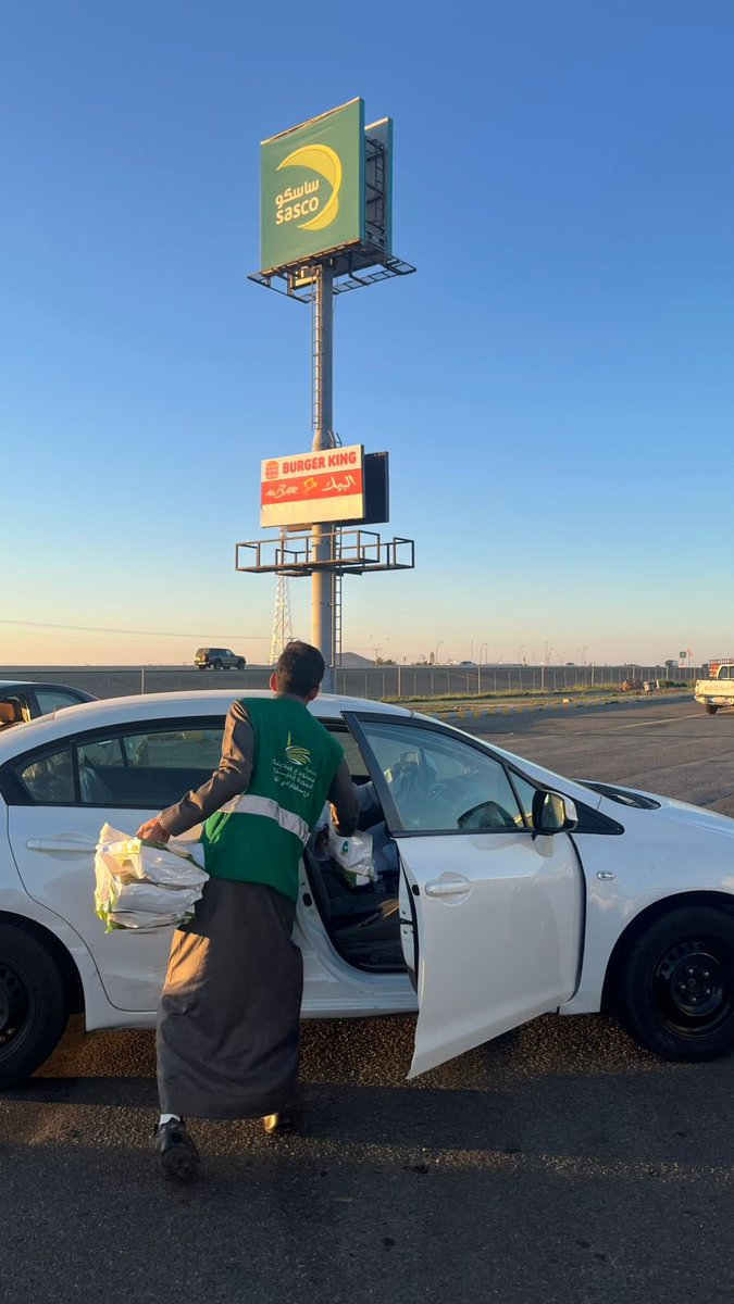 صور من تنفيذ  #جمعية_مستودع_المدينة_المنورة_الخيري فرع محافظة #وادي_الفرع مشروع #إفطار_صائم للوجبات الباردة في محطة ساسكو على طريق الهجرة السريع .

10-09-1446