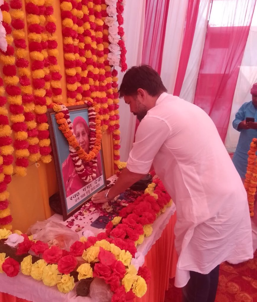 उग्रसेनपुर, प्रतापपुर में रत्नेश तिवारी जी के माता जी के देहावसान हो जाने के बाद आज उनके त्रयोदशाह में पहुंच कर उन्हें अपनी श्रद्धांजलि दी।