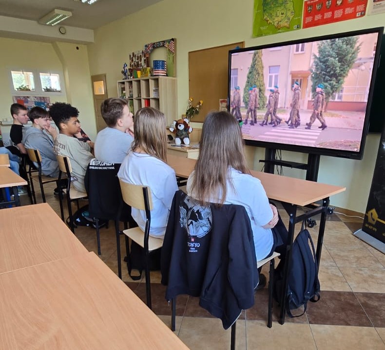 WCRBrzeg's tweet image. Dzisiaj🫵...Nasz #MZR Mobilny Zespół Rekrutacyjny 🙋  przeprowadził prelekcję
w ramach projektu &quot;Zawód Żołnierz&quot;🪖w Niepubliczna Szkoła Podstawowa w Nysie 💪
Jednocześnie przypominamy że trwa👇
#KwalifikacjaWojskowa 2️⃣0️⃣2️⃣5️⃣ 
w miejscowości #PowiatNysa
#OPW
@WCRBrzeg