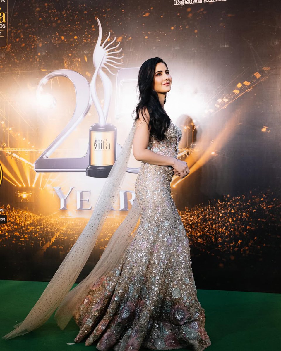 How can anyone be so beautiful? 😍❤️

#KatrinaKaif