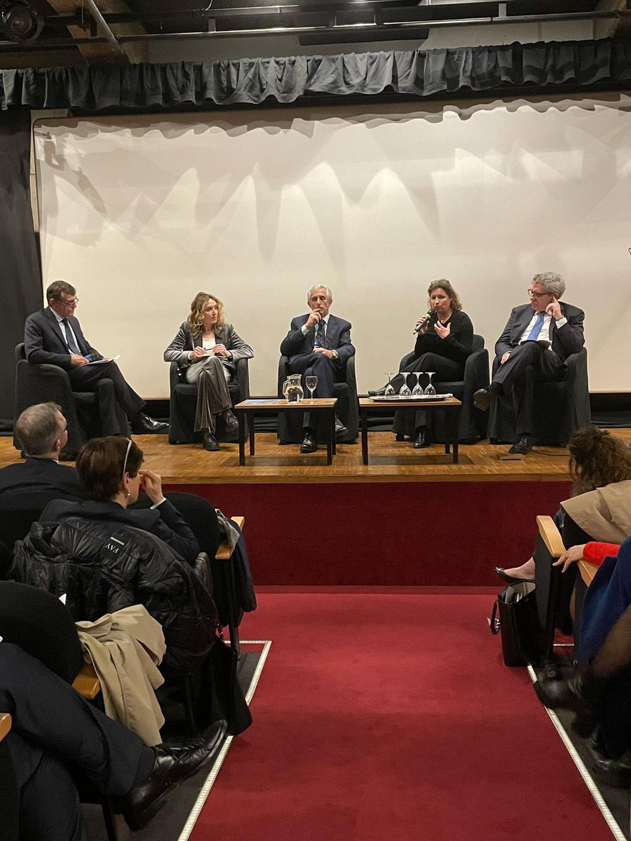 Oltre 130 milioni di persone in fuga. Dietro i numeri ci sono storie, volti, speranze. Servono canali sicuri per dare risposte concrete. Il 🇨🇦 è in prima linea con soluzioni durature, mentre l’🇮🇹 guida con corridoi umanitari, universitari e lavorativi. Grazie.