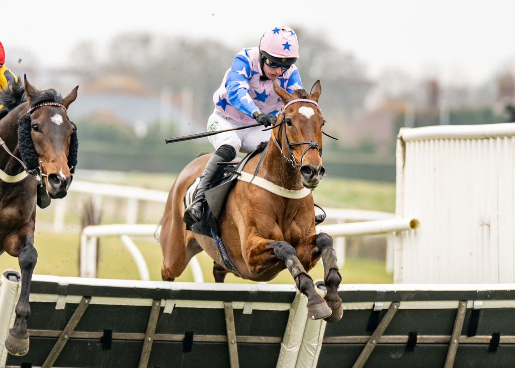La Dolce Dolly and Niall Houlihan have won The Hop Into Racing This Easter Handicap Hurdle for Andy Irvine and The Lump O’Clock Syndicate