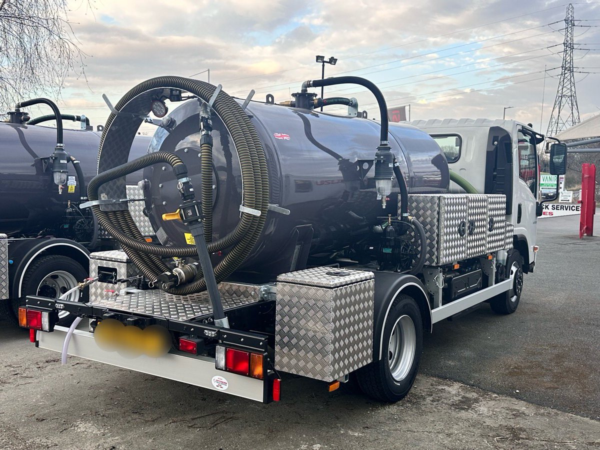 A great way to end last week handing over the last 2 vehicles of an order of 5 from Ainscough Environmental.These 2 bespoke welfare tankers will help service their welfare cabins and portable toilets across the NW and beyond.
#welfaretankers #tankers #pse #welfarecabins #towing