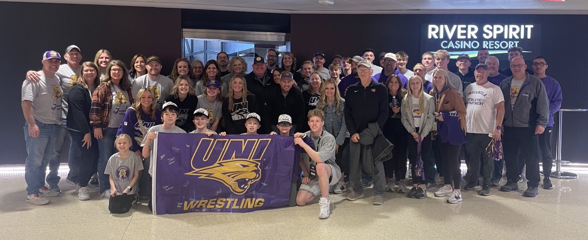 “Good things happen when you surround yourself with good people!” These are our people💜💛