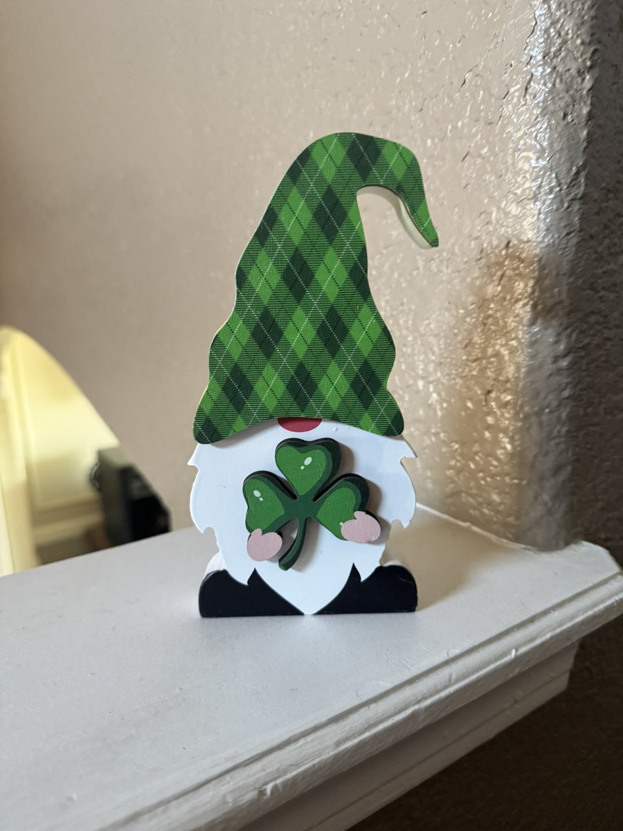 abigail_blount's tweet photo. Winter gnomes are out, and my St. Pattyโs Day gnomes have moved in! โ๏ธโจ Loving the festive green and gold vibes! Do you decorate for St. Patrickโs Day? #LuckyGnomes #StPatricksDayDecor #mamaphantcrafts https://t.co/J8P6sdtq25