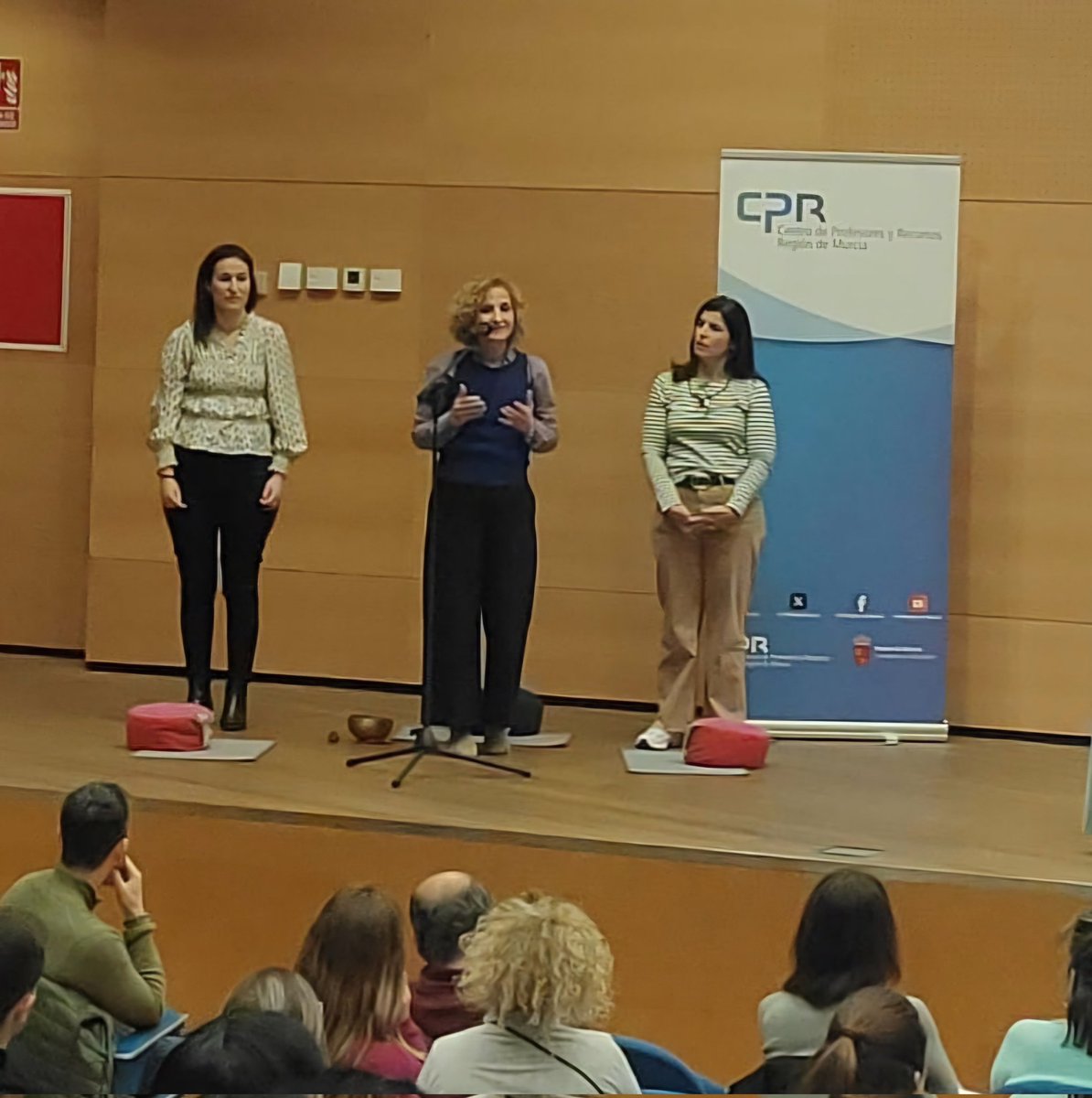 CPRRegionMurcia's tweet photo. Conocemos una nueva experiencia educativa, la del colegio 👉 @santiagomayor12 y su proyecto👉"Aulas Biográficas"
"IV Jornadas de intercambio de experiencias para la mejora de la convivencia escolar" en @ArchivoGRMurcia 
@Educarm @sifopcarm https://t.co/LWKWGH3Kzx