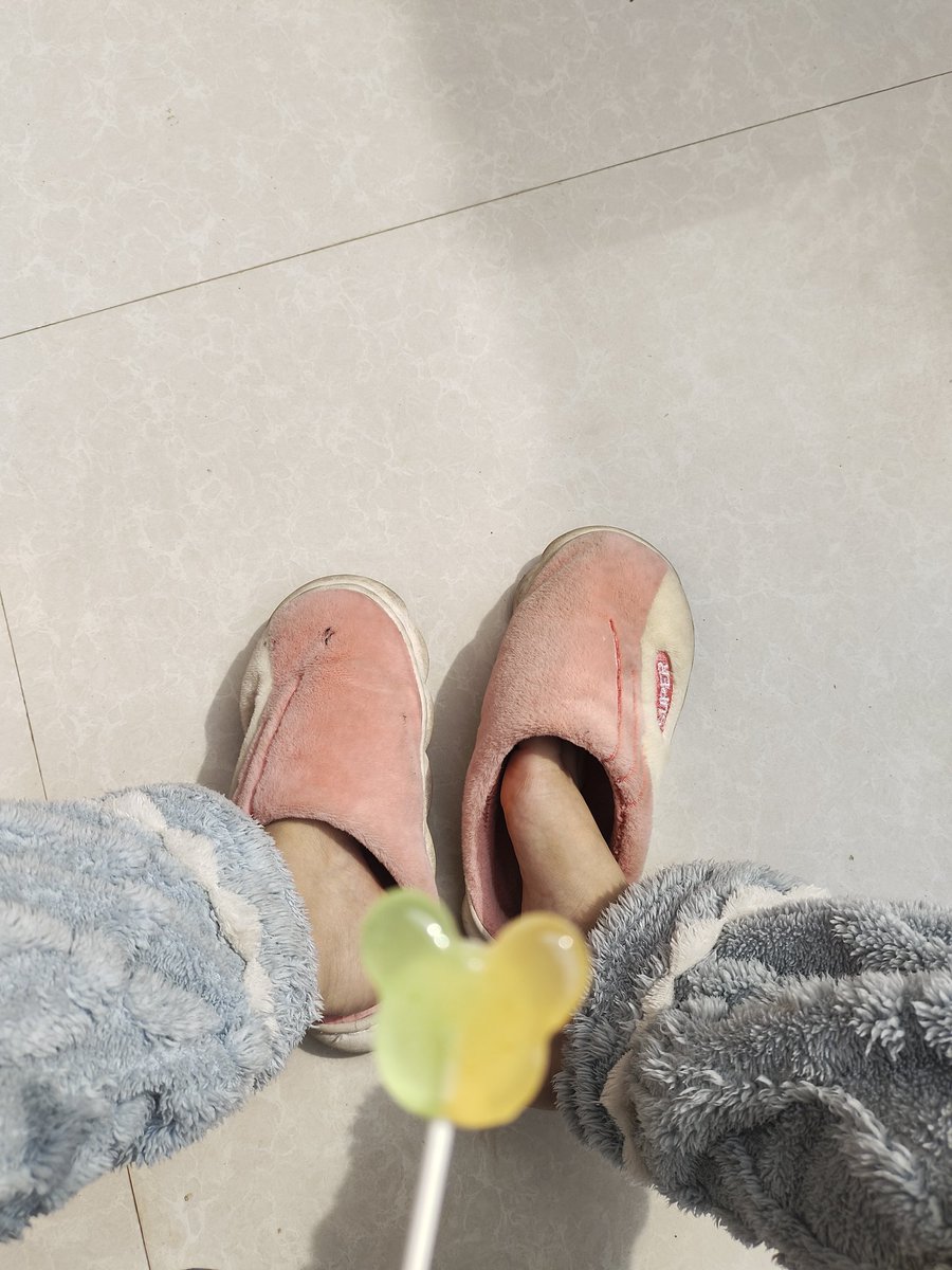 Ale_04S's tweet photo. 在房间又忍不住刷到主人了?难道你想对着亲妈吃过的棒棒糖幻想���薇吗?🍭
看这个棒棒糖是不是跟你的小棒棒一样呢?哦不对，你的废物早泄鸡巴还没有这个棒棒糖大呢🖕
傻逼无脑贡猪是不是想被亲妈踩在脏拖鞋和脚底缝里呀?那就滚来上贡，被你亲妈戏耍呀贱种🖕

#无脑贡 #羞辱爆骂 #小樂sama #羞辱贱狗 https://t.co/WqYPgAzUcM