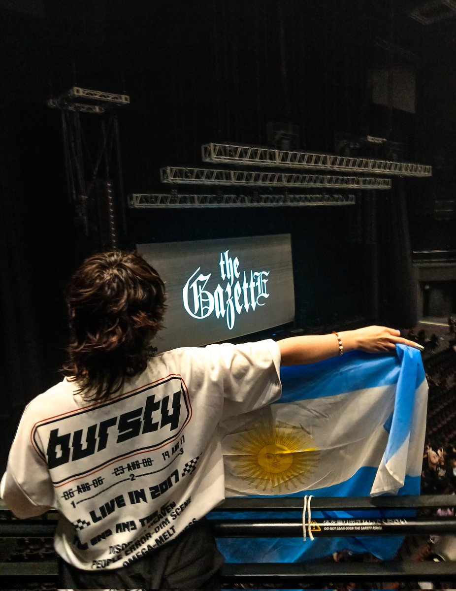 RUKI ME CHOCÓ LOS CINCO CUANDO HICE CROWDSURFING tweet media