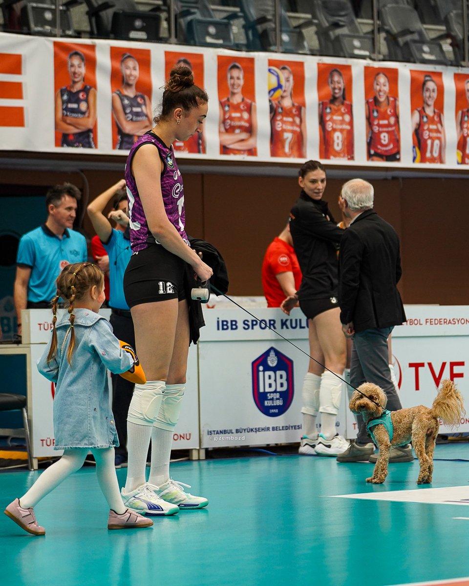 an ordinary day at the office.
Elif Şahin 25'