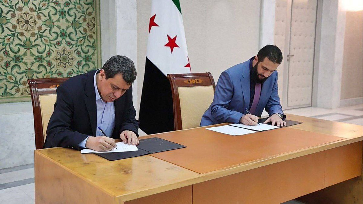 DrHamami's tweet photo. ملاحظات سريعة حول الاتفاق بين الدولة السورية و"قسد":

1) الاتفاق لم يحدث في لية وضحاها، بل كانت هناك اتصالات سبقته، لكن هذا لا يمنع أن توقيت التوقيع عليه كان موفقاً جداً بعد أحداث الساحل
2) وبذكر أحداث الساحل، فقد كان لها دور حاسم في تسريع الاتفاق: أولاً بسبب الموقف الحاسم للدولة، وثانياً بسبب الموقف التركي وثالثاً وهو الأهم موقف الشعب السوري الذ�� هب عن بكرة أبيه لمواجهة الفلول والعصابات
3) اتضح بعدها أن أي مواجهة مع الدولة والحكومة تعني مواجهة مع الشعب بأكمله، بما فيه المناطق التي تحت سيطرة "قسد" في الحسكة والرقة ودير الزور
4) الاتفاق وقعه السيد احمد الشرع بصفته رئيساً للجمهورية العربية السورية، وهو ما يعني بشكل لا لبس فيه إقرار "قسد" بالشرعية في سوريا
5) الاتفاق مكتوب باللغة العربية فقط، وهي اللغة الرسمية الوحيدة في الجمهورية العربية السورية
6) لتأكيد هذه الشرعية والسيادة الكاملة، يتوجه رتل من وزارة الدفاع السورية إلى الحسكة، وكذلك تستلم وزارة الدفاع السجون من "قسد"
7) هذه السجون التي كانت كمسمار جحا بحجة أن فيها الآلاف من داعش وأن حماية السجون ستتعرض للخطر إن تركتها "قسد"
8) الاتفاق ينسف تماماً أحلام الانفصاليين ودعاة التقسيم في سوريا، ويمهد لسوريا واحدة موحدة
9) كالعادة لم يعجب أي نجاح سوري أعداء الإنسانية في تل أبيب، فقاموا بسلسلة غارات على مواقع فارغة لجيش بشار السابق، فقط للتنغيص 
10) الاتفاق خطوة أولى لا تخلو من الصعوبات أو العقبات، لكنها بالتأكيد ��طوة في الاتجاه الصحيح إن خلصت النوايا، والتزم الجميع بما تم الاتفاق عليه

نسأل الله الخير والسلامة والأمن لسوريا