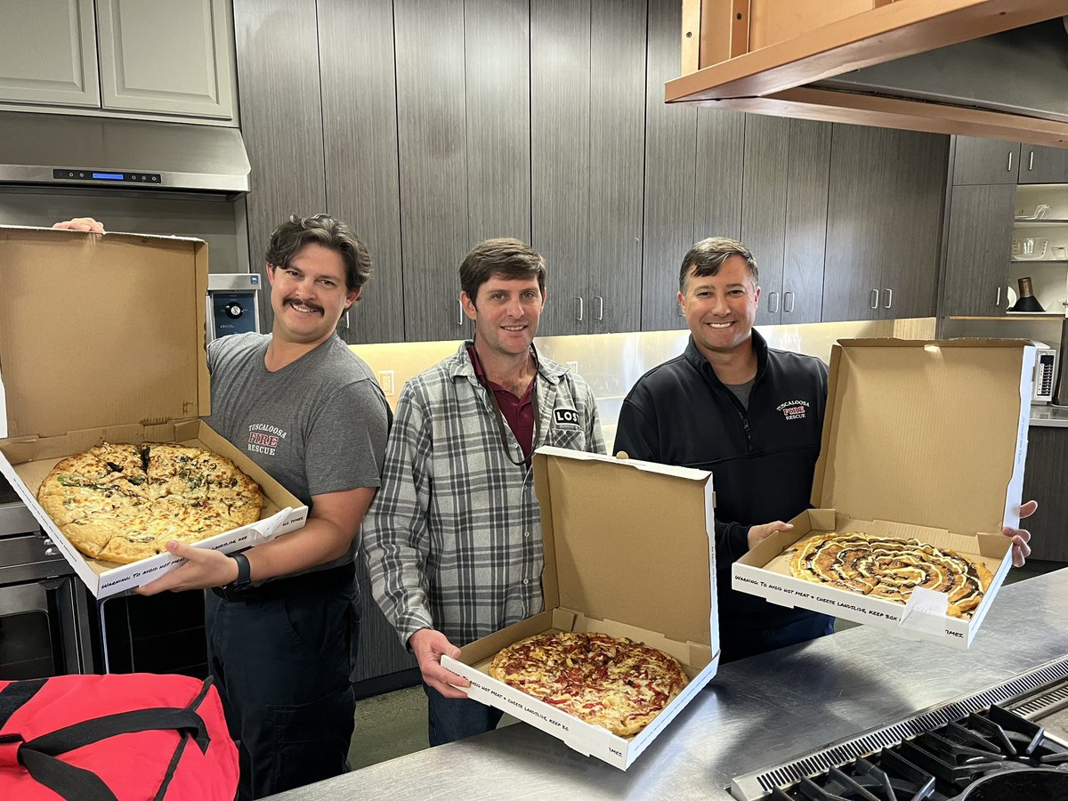 T_Town_Fire's tweet image. Thank you to Lost Pizza Company of Northport for treating our firefighters to some delicious pizza today! 🍕🧑🚒