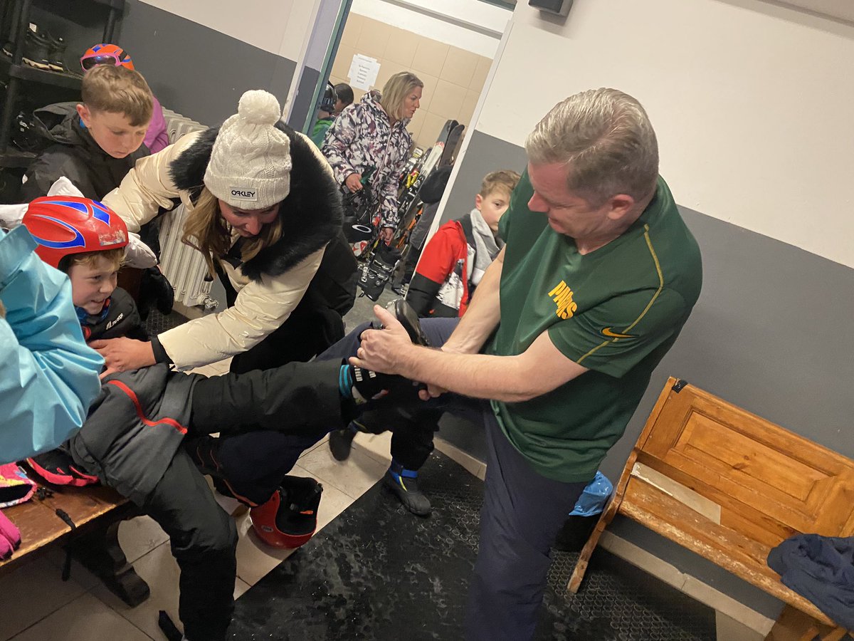 Y5Claviere's tweet photo. Hard work this boot removal #sweatystuff https://t.co/Mh4RWDe9o4