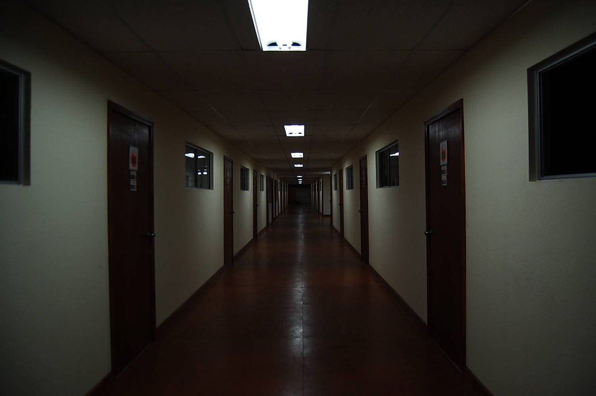 MrSnakeVT's tweet image. Revisando mis bibliotecas de fotos, encontré una del pasillo de la uni donde estudiaba, cada vez que salía de ahí, sentía algo… 😳😳