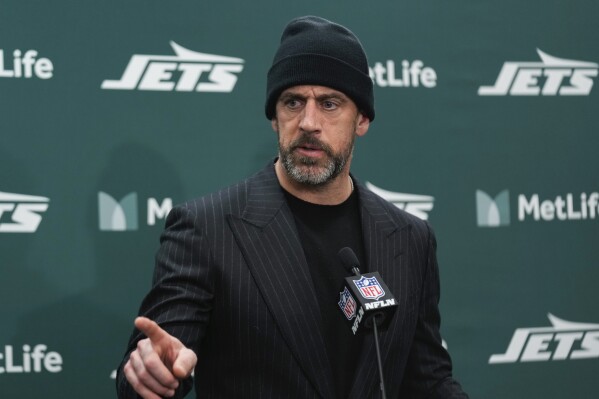 NFL_DovKleiman's tweet photo. 𝗕𝗥𝗘𝗔𝗞𝗜𝗡𝗚: Aaron Rodgers is "getting close" to signing a deal with the Steelers, per @gerrydulac https://t.co/zraXVqbkcQ