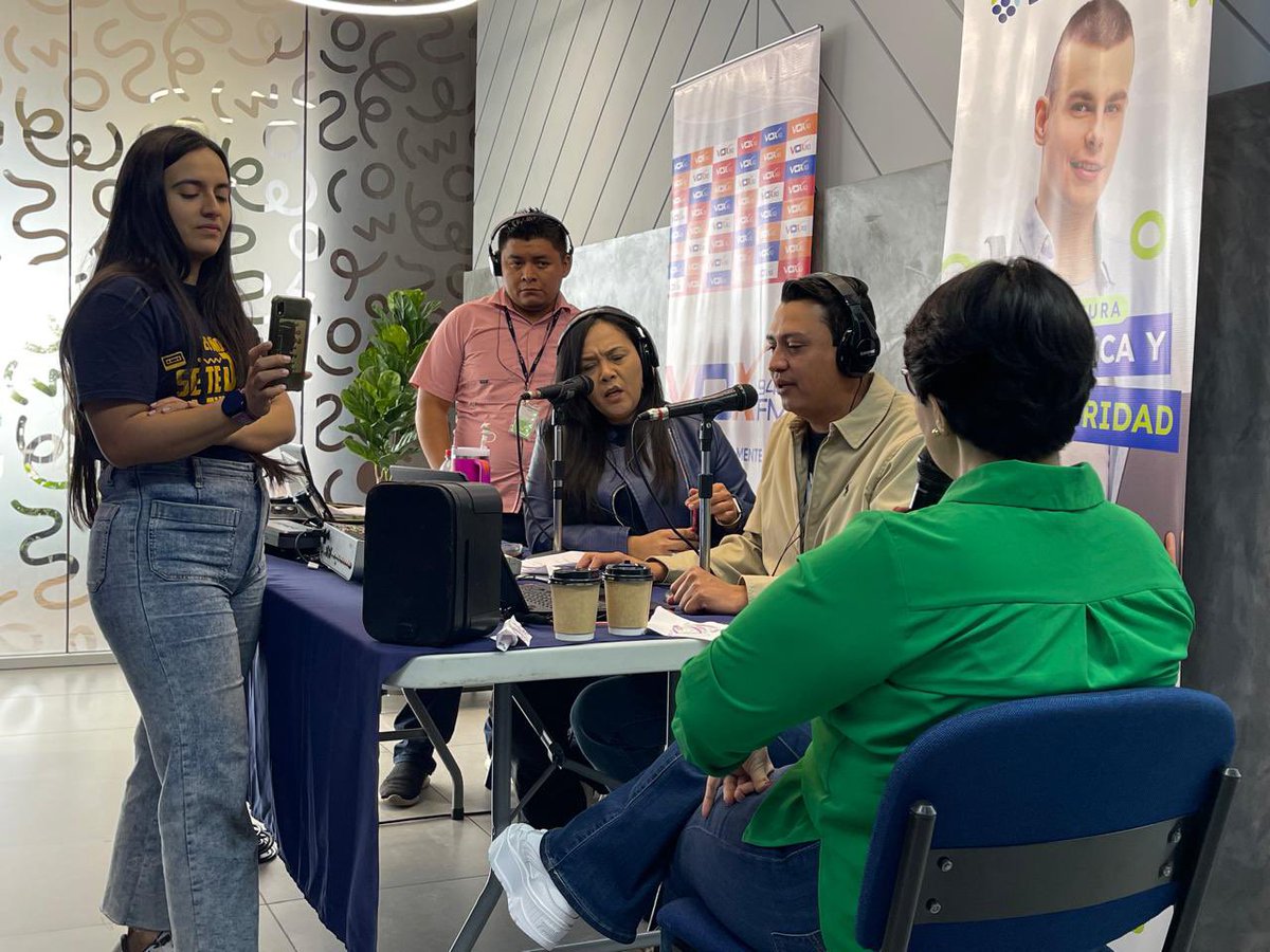 oscaravelarECO's tweet photo. ¡Transmisión en vivo! con nuestros amigos de Radio VOX, para nuestro cliente ESINTEC Institute.
¿Sabías que cuentan con la primera licenciatura en Informática y Ciberseguridad?, una de las carreras mejores pagadas y con visión internacional.
#Relacionespublicas #AVRmultimedia https://t.co/vqTQxIO5sO