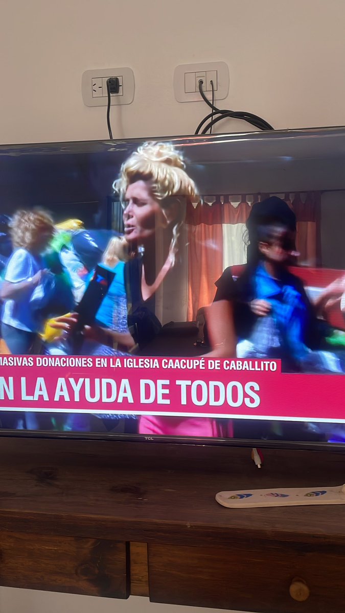 Si ella, periodista, saliendo en tele por todo el país, puede estar peinada así; porq yo solo saliendo a 2 cuadras de mi casa, no? 🤭 Asiq si me ven despeinada 🤫