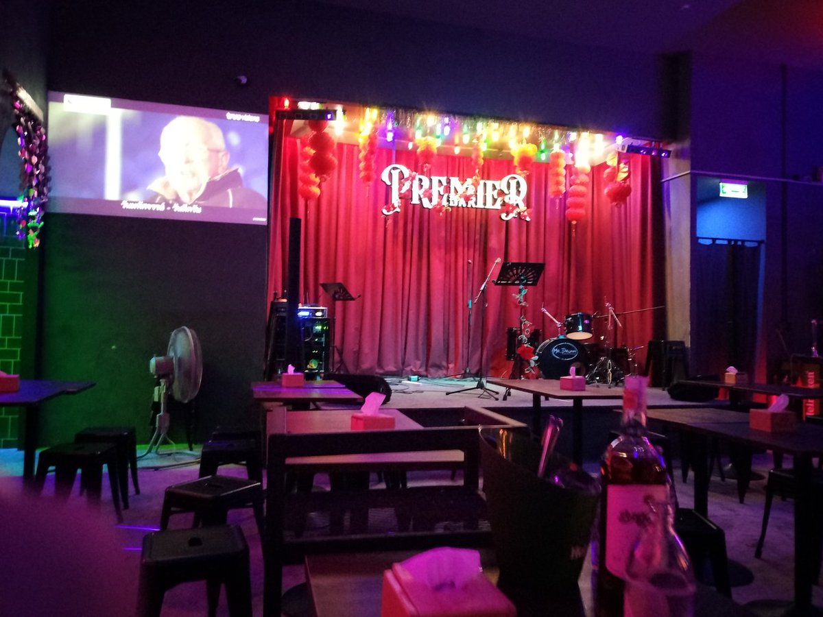 SorasakMD's tweet photo. อยู่นี้นะเผื่อใครอยู่ใกล้ๆๆอยากมานั่งดื่มชิวๆๆด้วย #Pramier bar #เรียบคลองสอง #คู้บอน #หทัยราษฎร์ https://t.co/v7Zqc4Dnmi