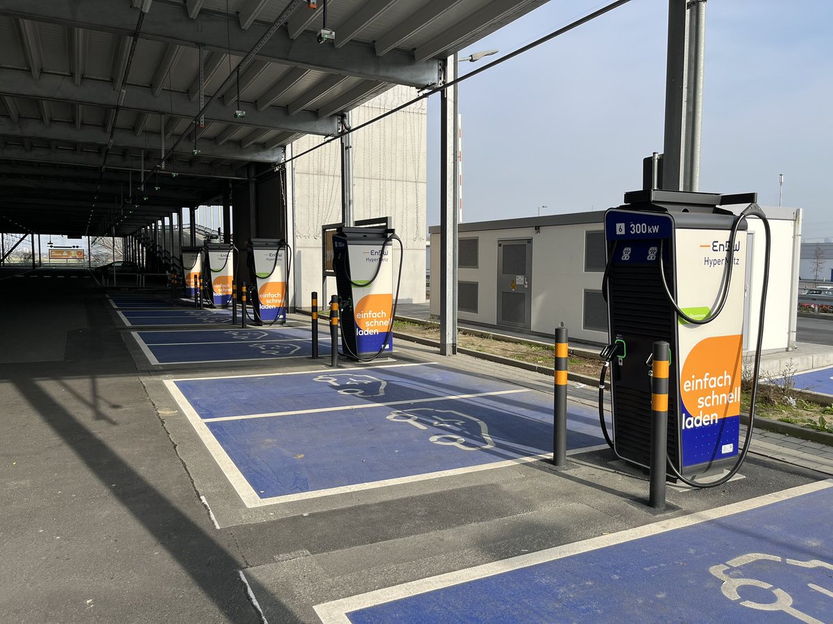 GerdKebschull's tweet image. #EnBW in Frankfurt
Globus Ginnheimer Str. 18, 65760 Eschborn 
Ladesäulen ohne Ende.
Sogar der #Lidl hat einen #Ladepark
#elektromobilität
@lidl @EnBW @technikblog_ch @elektrokarre @AutoStromer @DiedrichLeander @XPengMotors