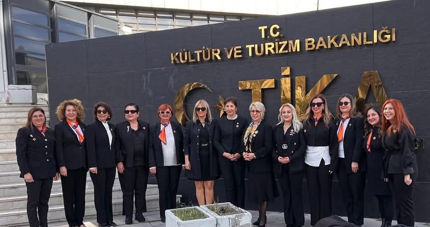 OzoktemSerap's tweet photo. 8 mart Dünya emekçi kadınlar günü dolayısıyla #USKD olarak,  Atamızın huzurunda başladığımız Ankara ziyaretlerimiz den bir bölümü... @uskdglobal #USKD 
#serapözöktem #serapozoktem https://t.co/m4AxnvwCRN