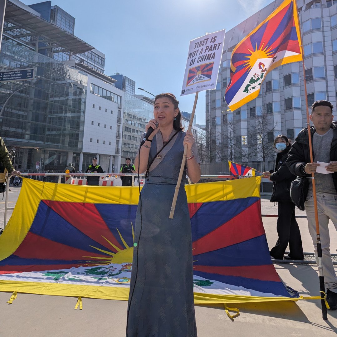 Gemeinsam haben wir vor der chinesischen Botschaft die tibetische Nationalhymne gesungen und Freiheit für Tibet gefordert. Auch politische Unterstützung gab es – von Michael Brand, dem Vorsitzenden der Tibet-Parlamentsgruppe im Bundestag.