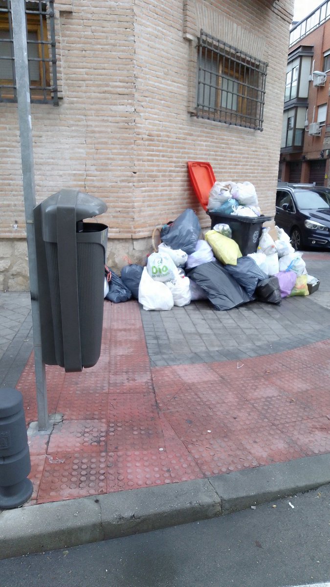 AnaSoli95545607's tweet photo. @AlvaroRizos @psoe_usera @Lineamadrid @SoniaCQ @Mtnezparamo @jmd_usera @AlmeidaPP_ @JS_Usera @PSOEMadridAyto @PSOEMCiudad @psoe_m @ignaciobenitop @InfoUsera @InformativosTM @telemadrid Es INDIGNANTE como está USERA lleno de MIERDA por todas partes https://t.co/0Oke1U6TU9