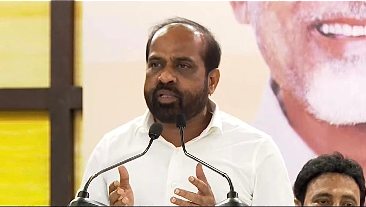 satyakumar_y's tweet photo. విజయవాడలో జరిగిన సుప్రసిద్ధ వైద్యనిపుణులు డాక్టర్ నోరి దత్తాత్రేయుడు గారి ఆత్మకథ ‘మంటాడ to మ్యాన్​ హ్యాటన్ నా జీవనయానం’ గ్రంథావిష్కరణ కార్యక్రమంలో ముఖ్య అతిథి గౌరవ ముఖ్యమంత్రి శ్రీ @ncbn గారితో కలిసి పాల్గొన్నాను.

సాధారణ కుటుంబం నుంచి వచ్చి తెలుగువారి కీర్తిని విశ్వవ్యాప్తం చేసిన వ్యక్తి దత్తాత్రేయుడు గారు. దేశం గర్వించదగిన ఆంకాలజిస్ట్​ ఆయన. సుదీర్ఘ కాలంగా వైద్య రంగంలో సేవలందిస్తున్న ఆయన.. ఇప్పటికీ కేన్సర్ పై ప్రజల్లో అవగాహన కల్పించేందుకు తన వంతు ప్రయత్నాలు చేస్తున్నారు. ప్రజలకు ఆరోగ్యంపై అవగాహన కల్పించేందుకు ఆయన చేస్తున్న ప్రయత్నాలు ప్రశంసనీయం.

గ్రంథావిష్కరణ కార్యక్రమంలో ఏర్పాటు చేసిన మెడికల్ క్యాంపును పరిశీలించాను. అక్కడ వైద్య పరీక్షలు చేయించుకున్నాను. ఇలాంటి మెడికల్ క్యాంపులను ప్రజలు సద్వినియోగం చేసుకోవాలి. తమ ఆరోగ్య పరిరక్షణకు ఇవి ఎంతగానో దోహదపడతాయి.
#andhrapradesh #NDA @ArogyaAndhra @BJP4Andhra @jaitdp @JanaSena