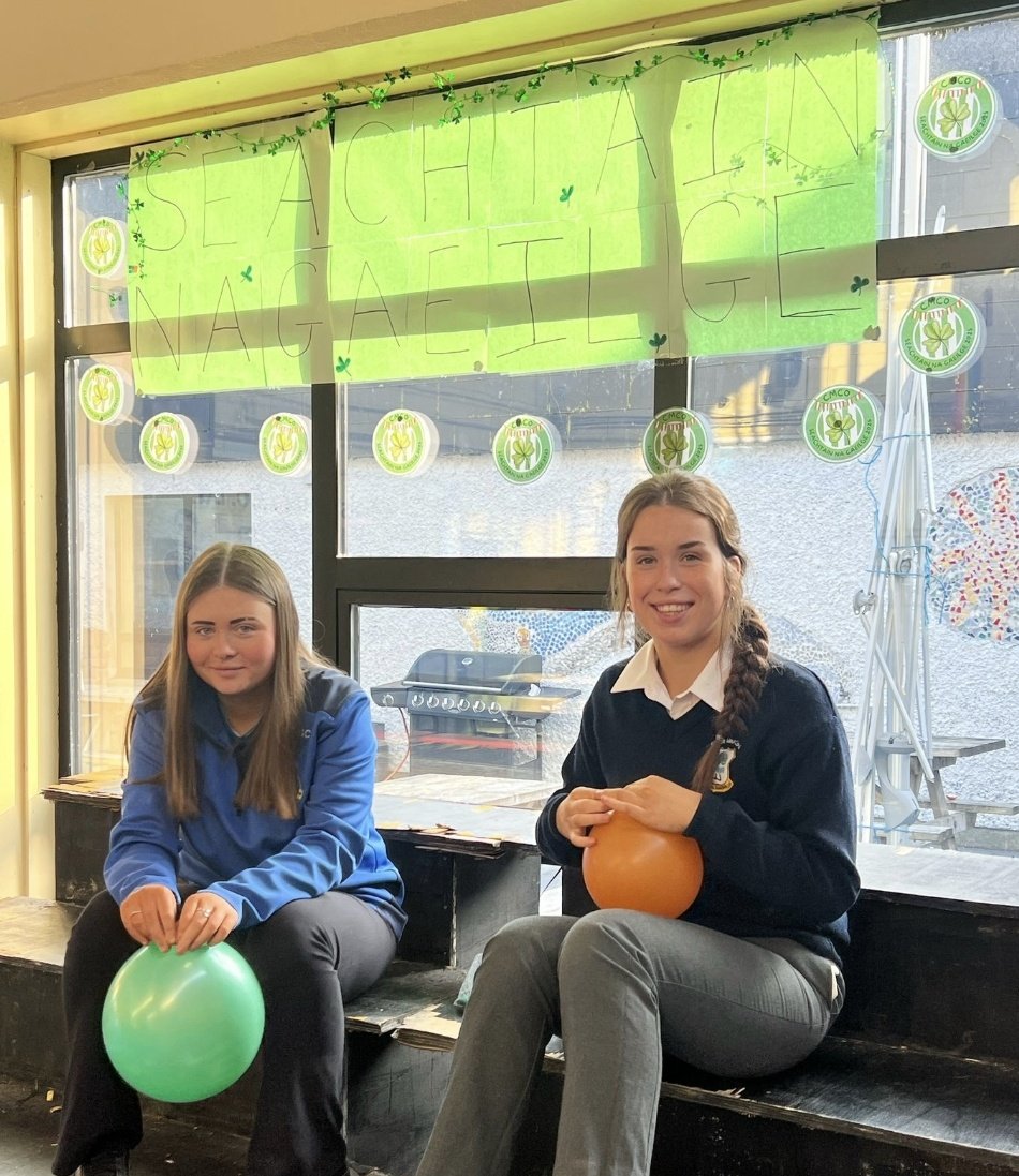 colmhuirecoed's tweet photo. Cailíní ón gCoiste Gaelbhratach gnóthach ag maisiú inniu le haghaidh #seachtainnagaeilge2025 i @colmhuirecoed 💚🇮🇪🎉

@SnaGaeilge #etbethos #etbcare  #etbrespect  #etbequality  #etbexcellence #etbcommunity  #celebratingstudentwork  @TipperaryETB  @thurles_ie @Gaelbhratach_ @CnaG https://t.co/fgROofbigG
