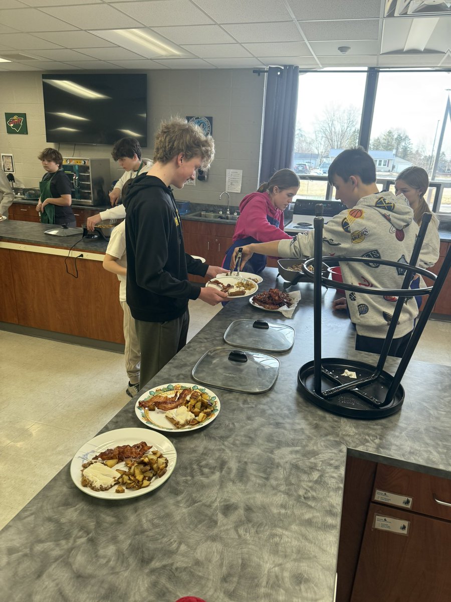 BizMathGuy's tweet image. Business Math 8 - #CelebratingExcellence BGR Employees have mastered financial concepts, problem-solving, and real-world math. We’re proud to recognize our Students of the Quarter for their hard work, dedication, and outstanding achievements! @ByronMSBears @ByronBears #BizMathGuy