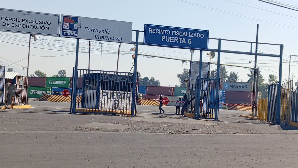 AztecaNoticias's tweet photo. #CDMX | Incautan mercancía #china de contrabando valorada en más de 300 millones de pesos en la aduana de #Pantaco. https://t.co/WNZW5wbLim