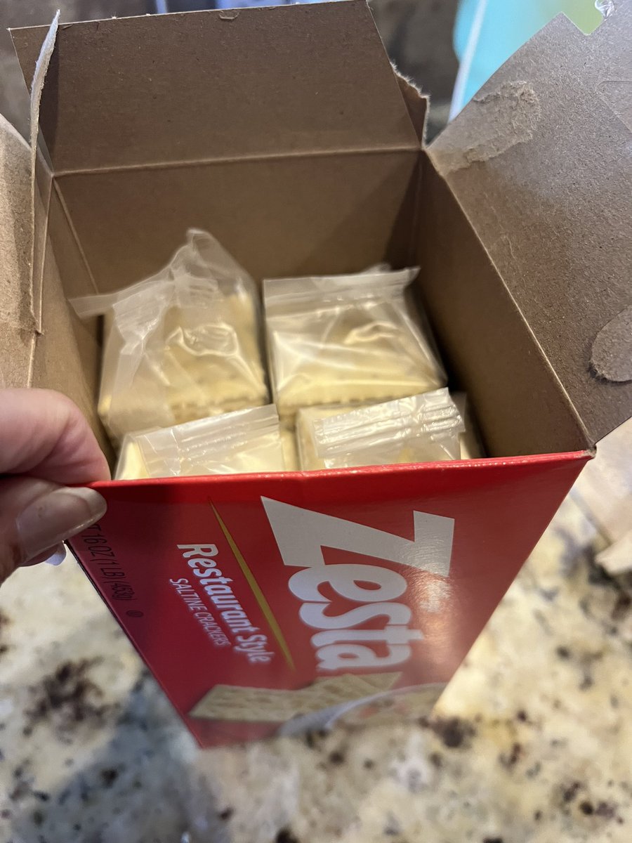 RedeemedRags's tweet image. I see you, @KelloggsUS ripping us off. These stacks of Zesta crackers are almost 2 inches below the box line. 😡