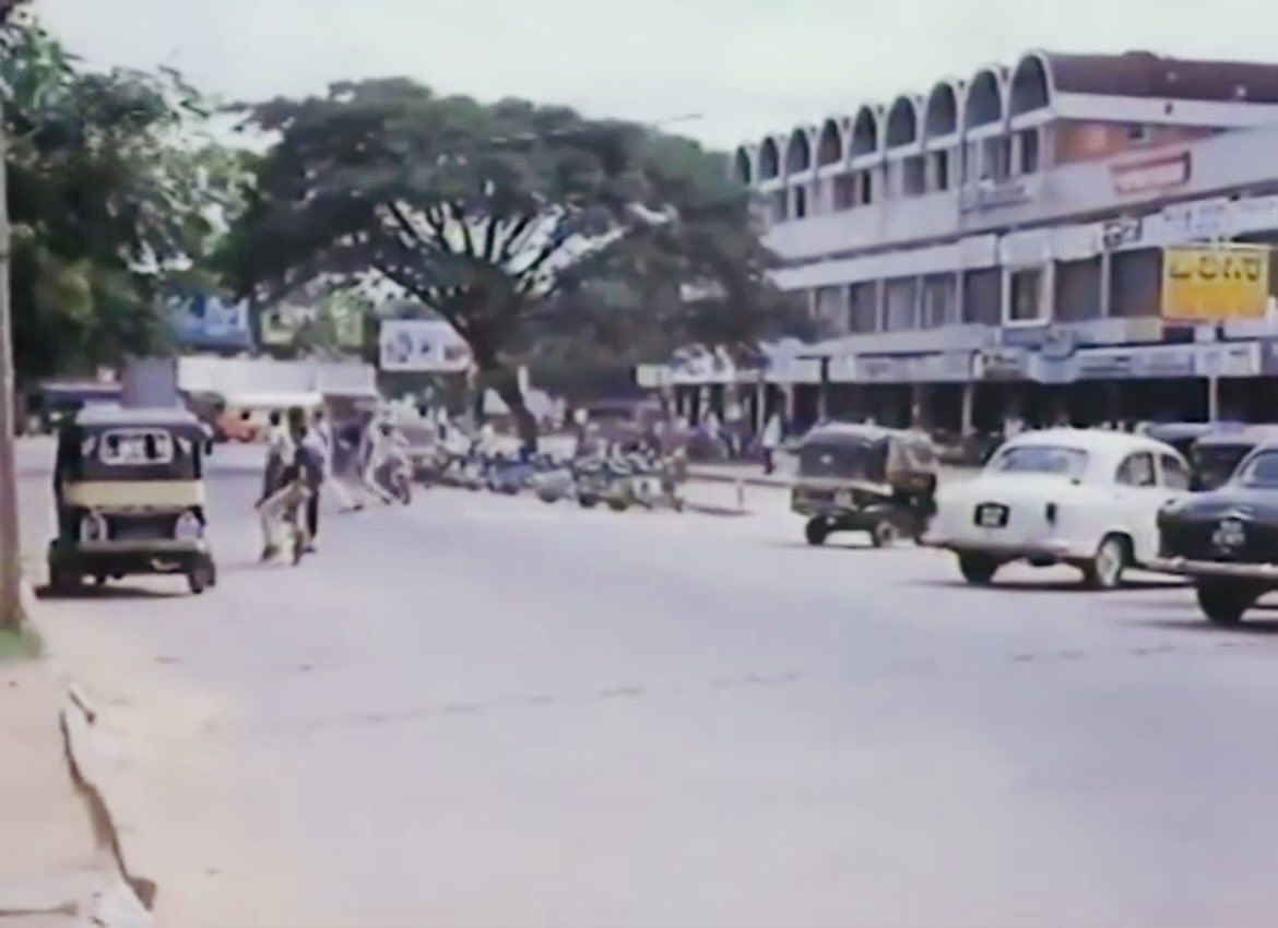 VinodJason's tweet photo. #OldBangalore: Jayanagar 4th Block Shopping Complex, 1984
#Bengaluru #OldBengaluru #Bangalore #Jayanagar #Jayanagar4thBlock #JayanagarShoppingComplex https://t.co/HqXKwzdtvc