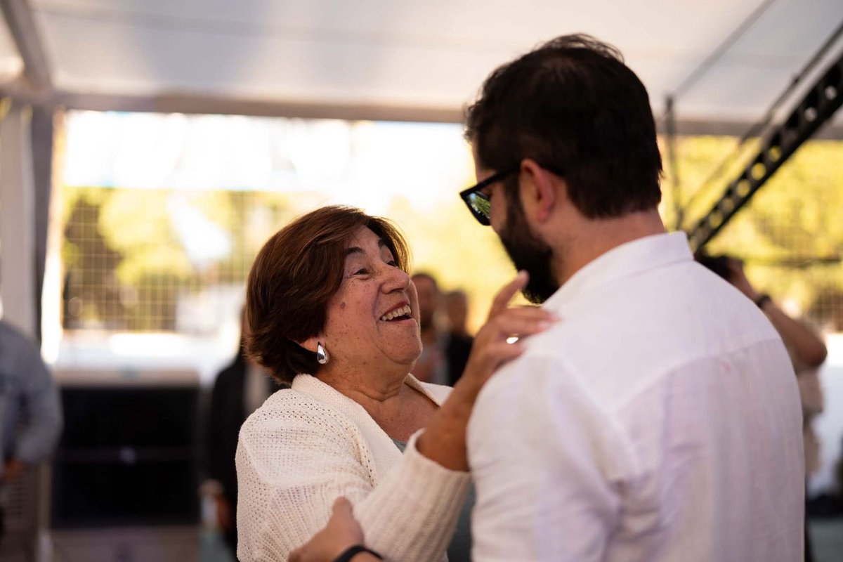 Partimos la semana con el recuerdo de un abrazo que nos dimos con el Presidente <a href="/GabrielBoric/">Gabriel Boric Font</a> 😍
