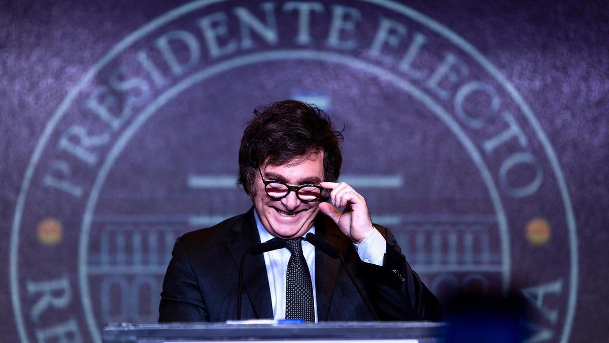 GonzaloDom201's tweet photo. “Ser odiado por una multitud de ignorantes es el precio de no ser uno de ellos.” 

Javier Milei enfrenta ataques constantes porque desafía el statu quo y rompe con décadas de corrupción. 

La incomprensión de muchos es la confirmación de que va por el camino correcto.
VLLC 🦁🇦🇷 https://t.co/pdCIoLFeAw