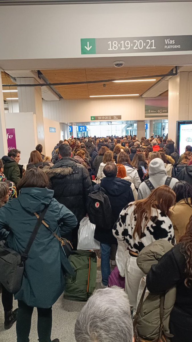 usuariosaveseg1's tweet photo. 📢Estrenamos hall en Chamartin.
Gracias @Renfe y @Adif_es!

Qué bien!!! Si estuviera bien organizado, y se distribuyera mejor a los pasajeros, ya sería la pera!!!
Descoordinacion, los empleados de información apelotonados y donde hacen falta, (fila 1 de acceso) no hay ningún uno. https://t.co/8WWi2s84Av