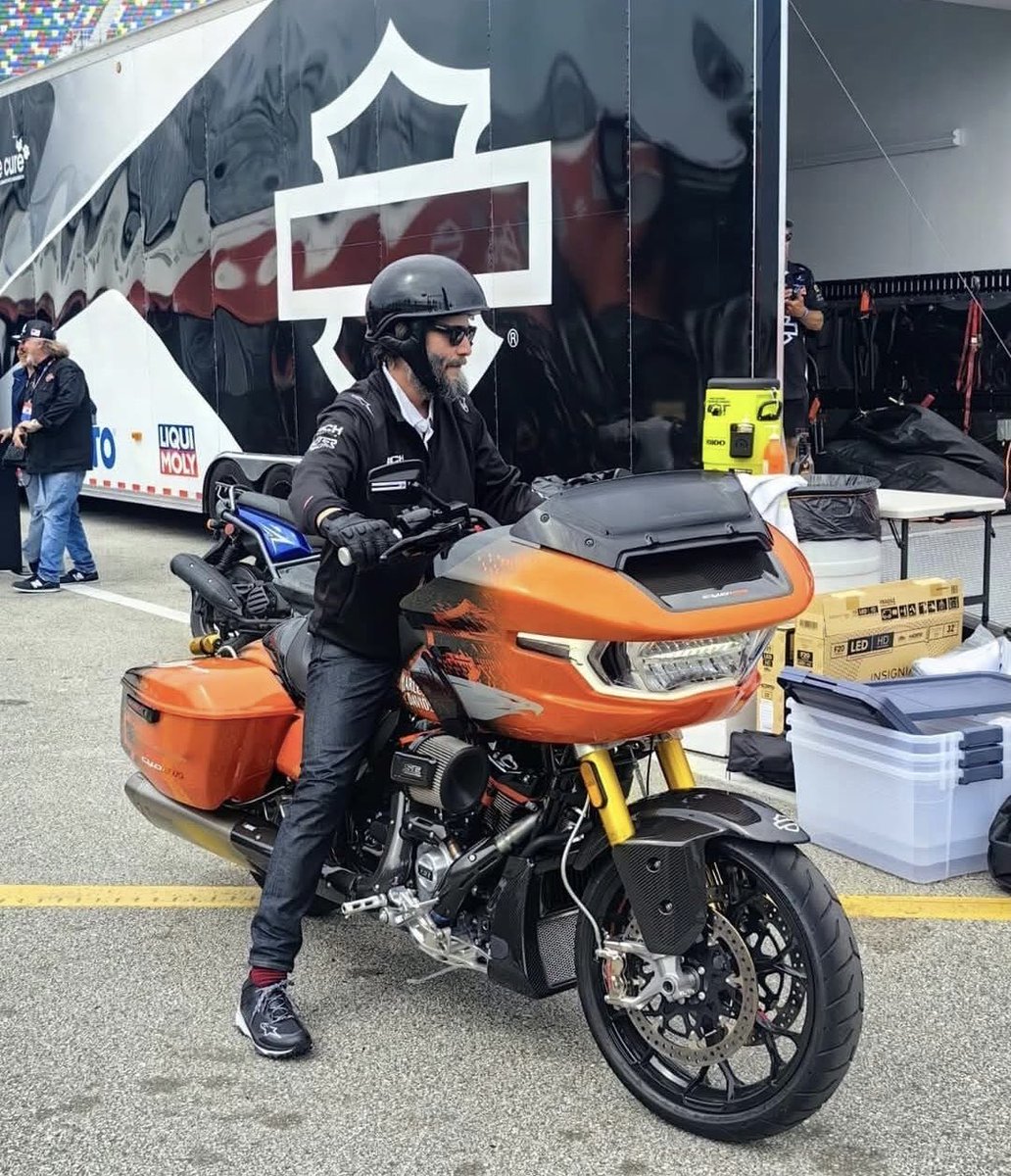 popsyosh34's tweet image. 🇨🇦🏁 Keanu Reeves #MatrixMonday 
#Baggers #Racetrucks
