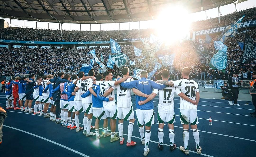 FC Schalke 04 auf die 1! 🔵⚪ Die Zuschauer- und Auswärtsfahrerzahlen von der 1. bis zur 4. Liga sind online – die Königsblauen hatten am Wochenende deutschlandweit die meisten Auswärtsfahrer! 🚌 #S04 

➡️ Zur Übersicht: diefalsche9.de/zuschauer-und-…

📸 Foto: Tim Rehbein