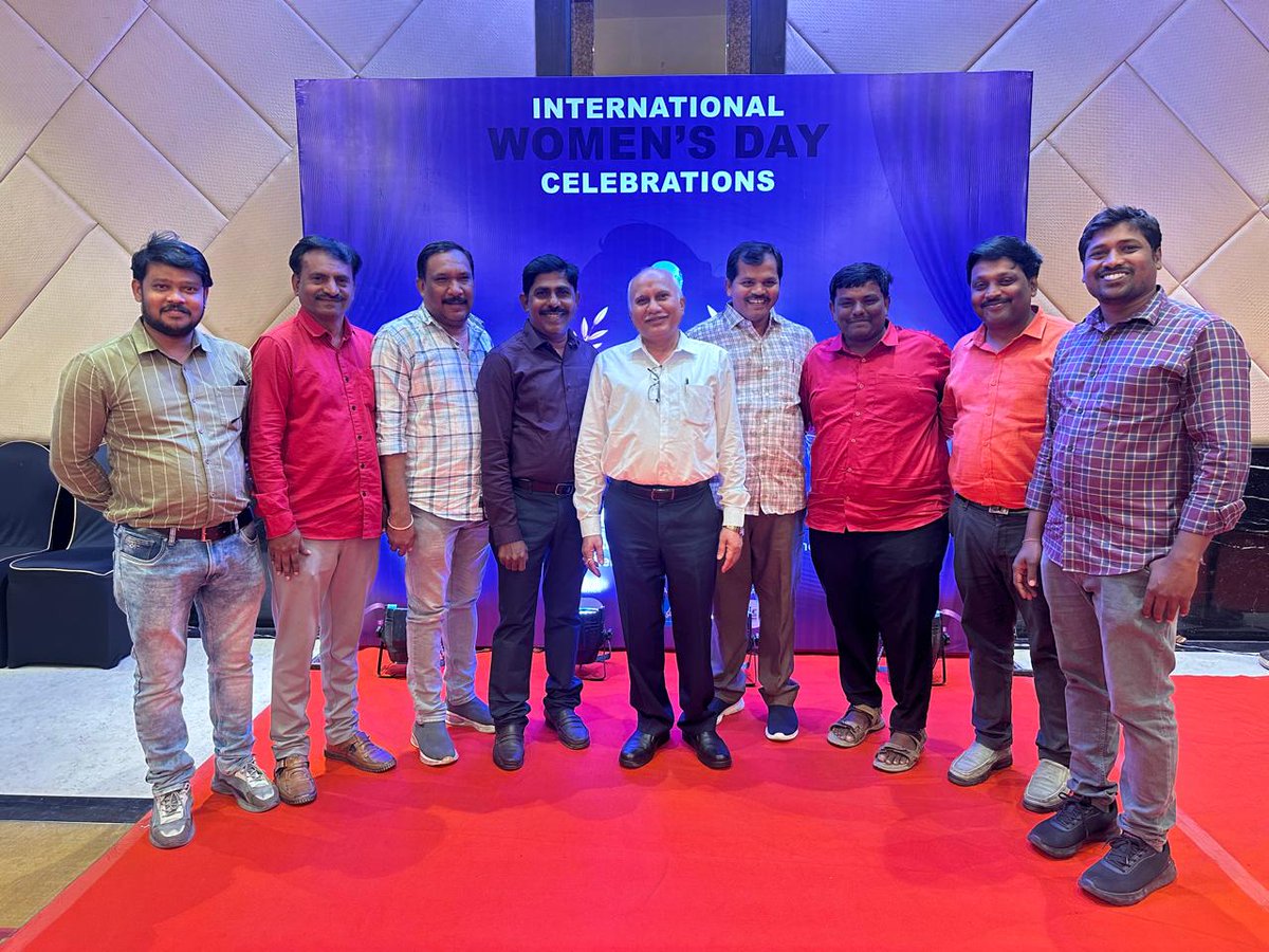 lnmasade's tweet image. HMTV reporters with MD Hanumanth rao ji at womens awards event at Taj Deccan #hmtv #kapilgroups @reporters_co