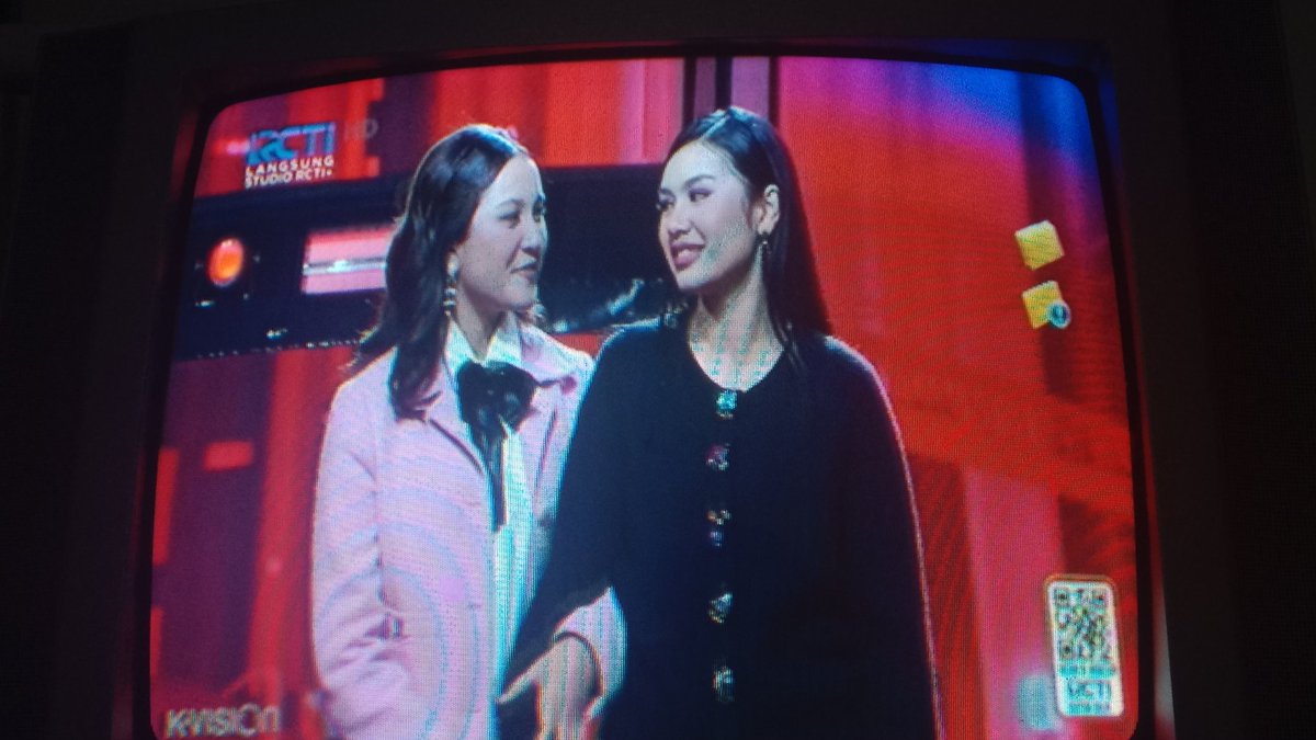 CeweRowooonn's tweet photo. RAROYYYY KEEP STRONG SAYANGGG SMOGAA RARA SMKIN BERSINARR 😻😻 SEEE U ADIK KESAYANGANN IDOL SEE U ANAK BAIKK CERIAA SEUUU ADIKK SUDIRMAN NYA ABANG PICHEE..... 🤍🤍🤍🤍 
SO PLS BRHARAP GAAKAN ADA HUJATAN LAGI YAHH! 
BOY SAID: "ACARA INI BUKAN GIMICK"
#IndonesianIdol #fypviralシ https://t.co/TaKDkmbvfL