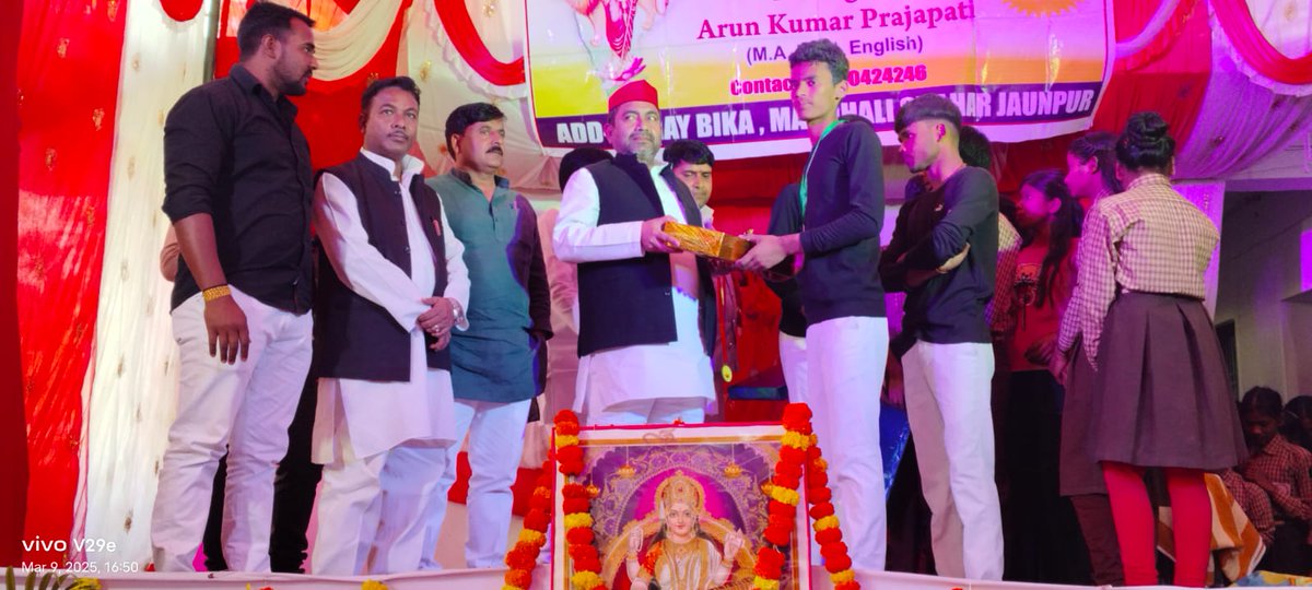 arifhabibkhansp's tweet image. RK कॉन्वेंट स्कूल सारयबीका मछलीशहर के वार्षिकोत्सव में जिलाध्यक्ष श्री @Rakeshmauryasp जी के साथ शामिल होकर प्रतिभावान बच्चों को पुरस्कृत किया।
स्कूल के प्रबंधक पार्टी के ज़िला सचिव श्री अरुण कुमार प्रजापति द्वारा सम्मान हेतु आभार
#RKConventSchool
#Annualfunction 
@yadavakhilesh