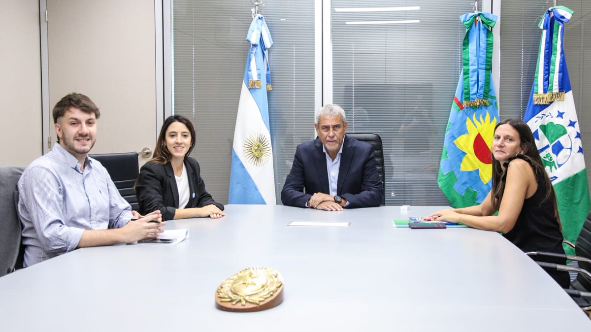 Jorge Ferraresi (@jorgeferraresi) on Twitter photo Recibimos a integrantes de Argentinos por la Educación
Junto a Claudia Colaso nos reunimos con Massimiliano Pisani y <a href="/agus_lenzi/">Agustina Lenzi</a>. Nos contaron sobre cómo ven hoy la educación y acerca de su organización <a href="/ArgxEdu/">Argentinos por la Educación</a> que tiene como objetivo transformar el proceso educativo con datos, Recibimos a integrantes de Argentinos por la Educación
Junto a Claudia Colaso nos reunimos con Massimiliano Pisani y <a href="/agus_lenzi/">Agustina Lenzi</a>. Nos contaron sobre cómo ven hoy la educación y acerca de su organización <a href="/ArgxEdu/">Argentinos por la Educación</a> que tiene como objetivo transformar el proceso educativo con datos,
