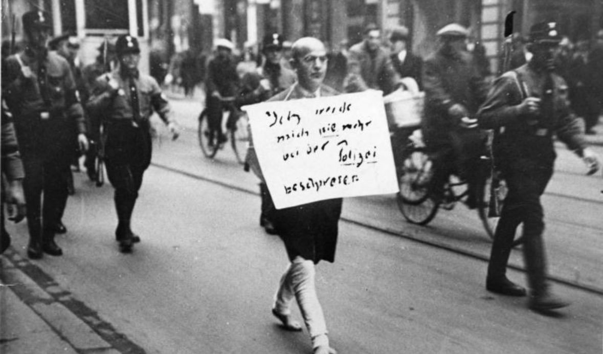 Ein Bild und seine Geschichte
Der Mann auf dem Foto ist der jüdische Münchner Rechtsanwalt Dr. Michael Siegel, der vertrauend auf das funktionierende rechtsstaatliche System der Weimarer Republik im Namen seines Mandanten des Kaufhausinhaber Uhlfelder  am 10. März 1933 Anzeige