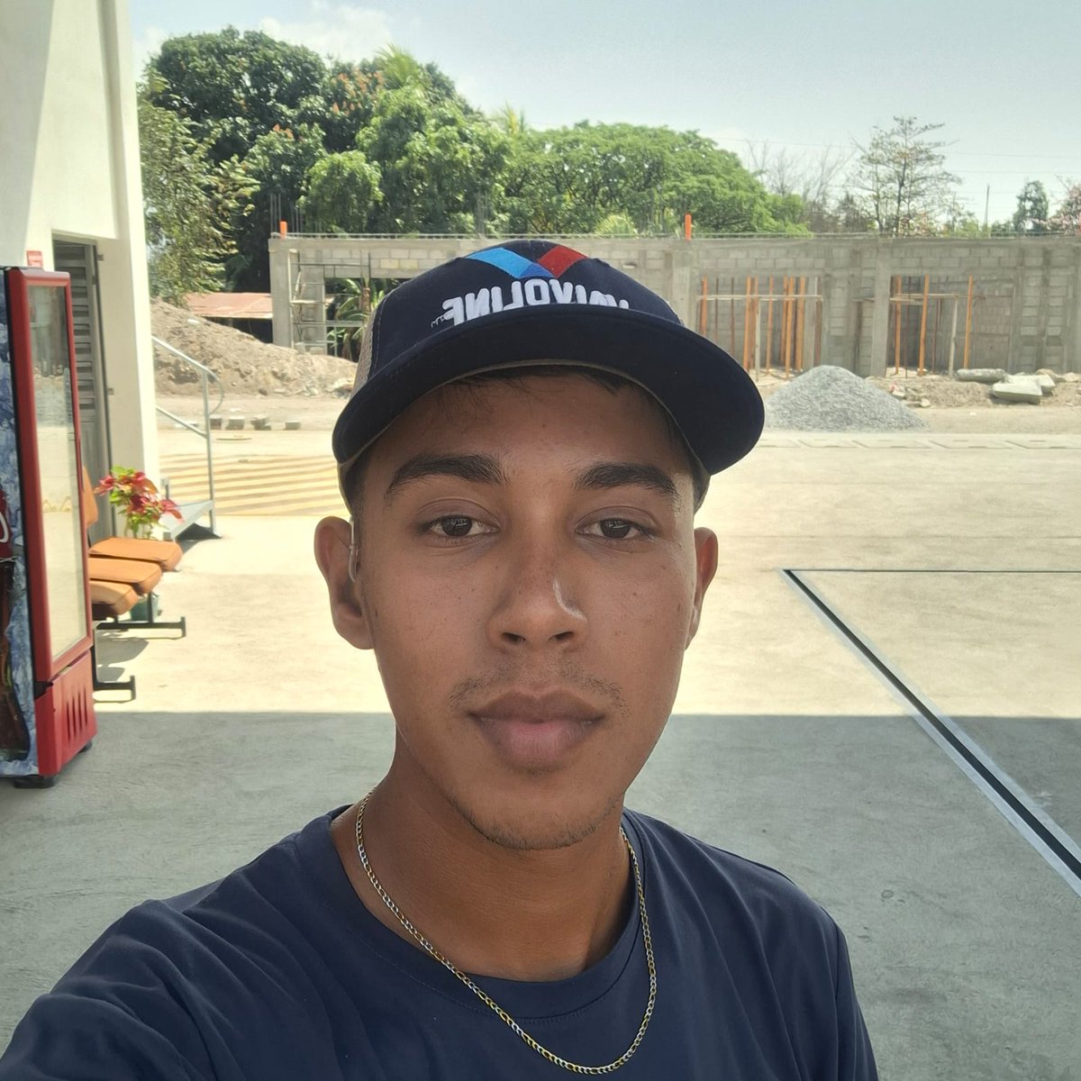 Hola👋🏻
Me llamo Andrés❤, soy sordo, puedo comunicarme ,puedo hablar con mis manos pero yo amo Lengua de Señas Guatemala, siempre me haré muy feliz toda la vida 
sabes que significa ser una persona sordo cómo yo 
Naci, soy sordo pero......

Parte 2