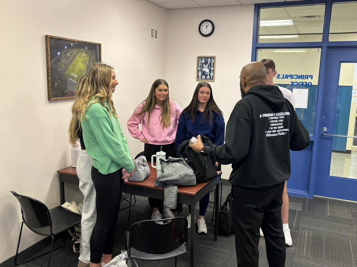 CastleAthletics's tweet image. Today, @HHS_Warriors AD Andre Thomas presented sportsmanship pins to five CHS students who stayed after the Sectional basketball game Friday night and cleaned both student sections.
#knightpride  #faceofsportsmanship