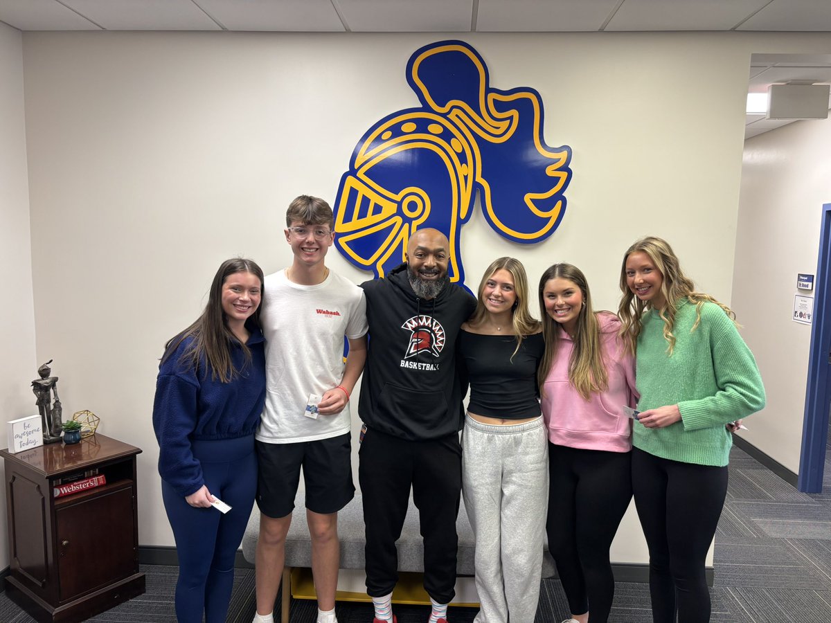 CastleAthletics's tweet image. Today, @HHS_Warriors AD Andre Thomas presented sportsmanship pins to five CHS students who stayed after the Sectional basketball game Friday night and cleaned both student sections.
#knightpride  #faceofsportsmanship