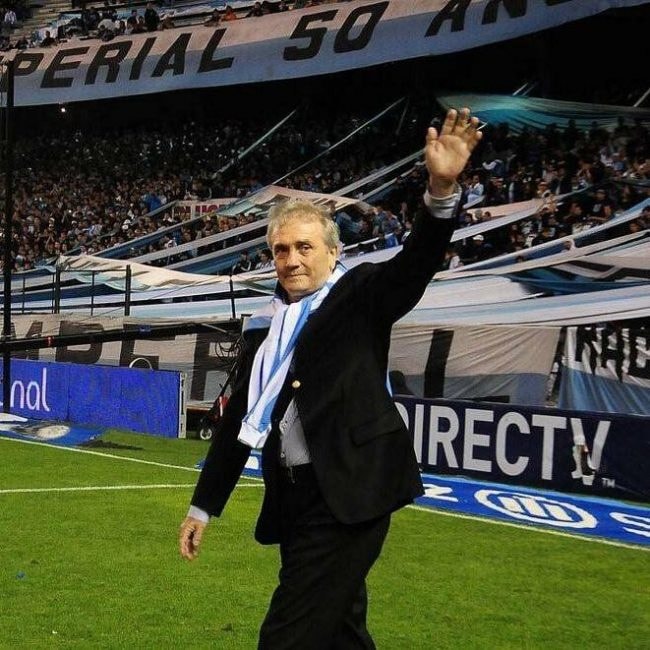 RacingRadioClub's tweet photo. 👆 UN DÍA COMO HOY:
Fallecía el gran Roberto #PERFUMO, para nosotros el mejor zaguero de toda la historia del fútbol argentino.
A 9 años de su partida, el mariscal está siempre en el corazón del hincha de #RACING. 💙👏 https://t.co/KvbLv10aXs