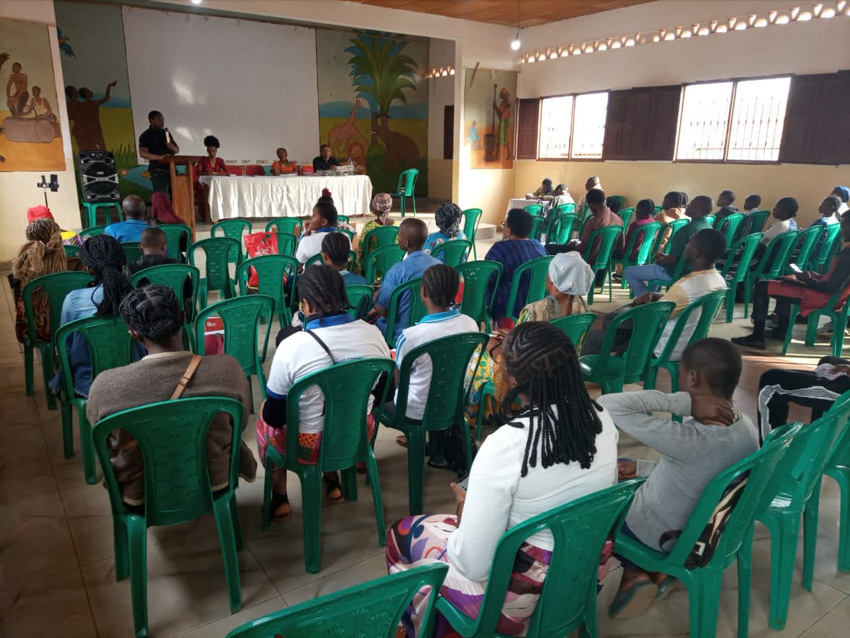 ajevoh's tweet photo. La Plateforme Anti-Drogue répond à l'appel de la Paroisse Saints Joachim et Anne de #Nkoabang ! +de 150 personnes ont participé à une table ronde pour lutter contre la drogue. Ajevoh🇨🇲 a partagé son expertise pr sensibiliser les 👫 et les parents.Ensemble,disons NON à la drogue! https://t.co/dwDoAjcLbM