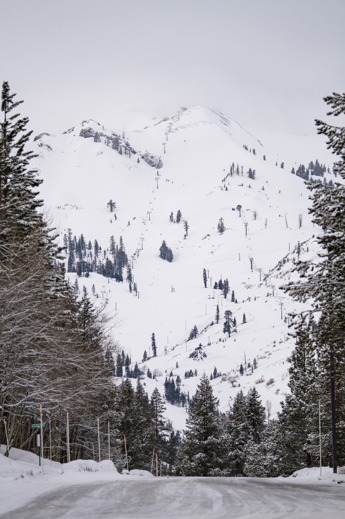 Another big storm is on the way! Snow is expected to arrive Tuesday night and continue through the weekend - this could be the biggest storm of the season so far. ❄️❄️

📸 Palisades Tahoe