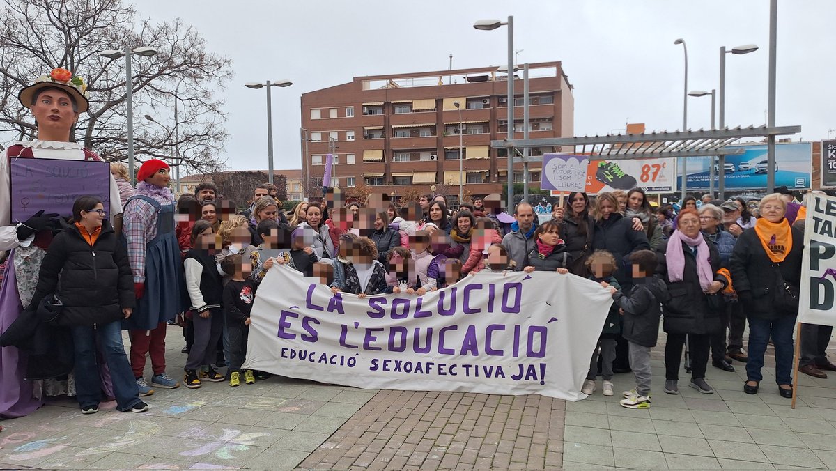 afalolaanglada's tweet photo. Bloc d'Educació pel #8M a #Badalona reivindicant que contra el patriarcat "La solució és l'educació!". Berenar, batucada i pintacares, després vam fer una marxa per sumar-nos manifestació #8MBdn https://t.co/NS5hEXQnnd